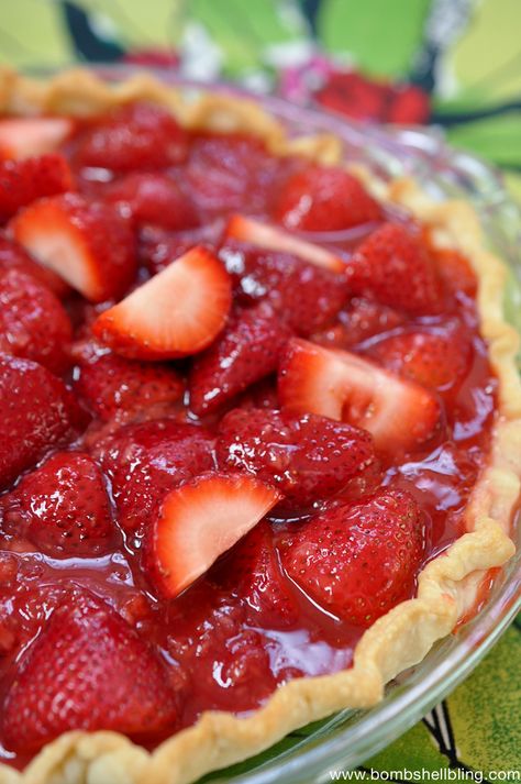 Strawberry Pie Recipe with Fresh Ripe Strawberries Fresh Strawberry Pie Recipe, Hattie Mae, Raspberry Pie Recipe, Easy Strawberry Pie, Pie Crust Designs, Strawberry Pie Recipe, Fresh Strawberry Recipes, Just Pies, Patti Labelle