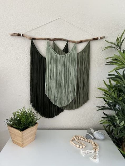 Luxury decorative crochet macrame wall hanging wall decorative ideas easy free crochet pattern Macrame Wall Decor Ideas, Green Macrame Wall Hanging, Boho Fiber Art, Green Living Room Decor, Green Macrame, Wall Macrame, Wall Hanging Living Room, Boho Yarn, Boho Farmhouse Decor