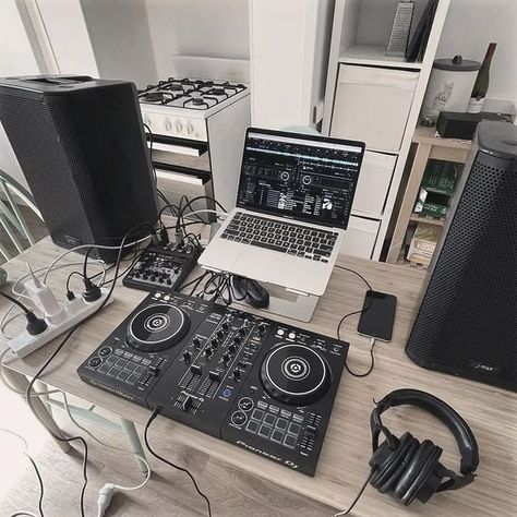 Dj Bedroom, Bedroom Music Studio, Music Studio Aesthetic, Small Luxury Homes, Chill House, Music Production Equipment, Setup Pc, Home Recording Studio Setup, Recording Studio Setup