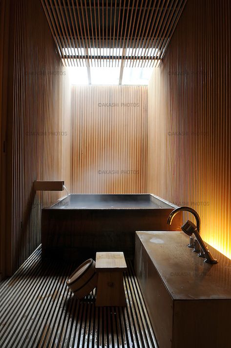 Bath at Fujiya Ryokan in Ginzan Onsen Village, traditional inn redesigned by the japanese architect Kengo Kuma in 2004. Kengo Kuma Interior, Japanese Interior Design Modern, Japanese Bath House, Hidden Light, Japanese Bathroom, Spa Inspired Bathroom, Cozy Bathroom, Piscina Interior, Interior Design Minimalist