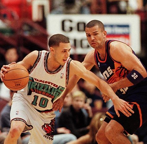 Mike Bibby and Jason Kidd. Two PAC 12 (10) point guards going at back in the day. Aesthetic Basketball, Mike Bibby, Vancouver Grizzlies, Nba Jam, Jason Williams, Figure Drawings, Jason Kidd, School Basketball, Hoop Dreams