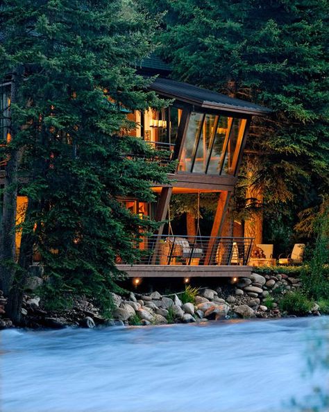 Modern treehouse suspended above a roaring river Twilight House, Modern Treehouse, Contemporary Exterior, River House, Design Exterior, Cabins And Cottages, House Built, Cabins In The Woods, Design Case