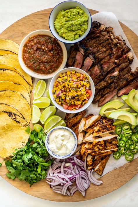 Essen, Taco Board, Taco Platter, Mexican Dinner Party, Easy Taco Recipes, Taco Dinner, Grilled Shrimp Recipes, Grilled Meat Recipes, Spicy Salmon