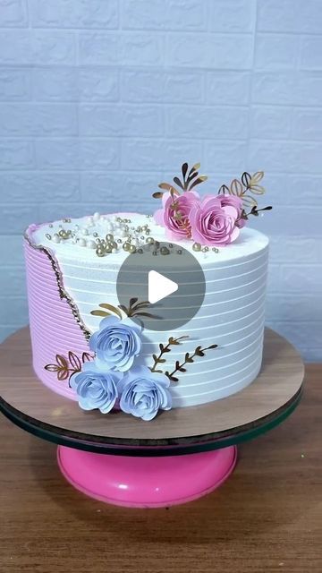 Cute Fondant Cakes Simple, Videos Of Cake Decorating, One Tier Cake Designs, Deco Cake Simple, Happy Birthday Mom Cake Designs, Decorating A Birthday Cake, Buttercream Cake Designs Wedding, Modern Birthday Cakes For Women Simple, Simple Round Cake Designs