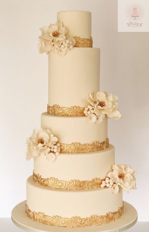 Ivory and gold wedding cake Cream And Gold Wedding Cake, Ivory And Gold Wedding, Pastry Ideas, Cake Structure, Cake Inspo, Gold Wedding Cake, White Wedding Cake, Wedding Cupcakes, Farmhouse Furniture