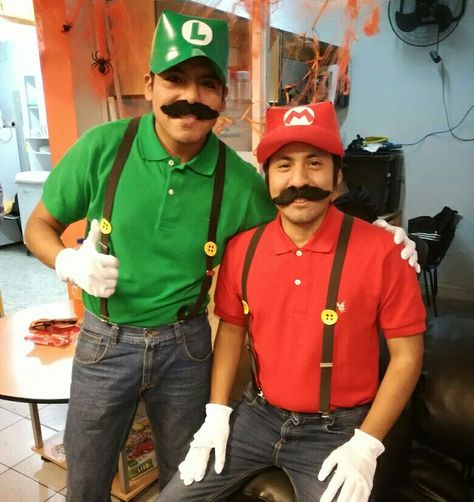 Diy Luigi Costume Men, Luigi Outfit, Mario Luigi Costume, Mario Costume Diy, Mario And Luigi Costumes, Mario And Luigi Halloween, Super Mario Bros Costumes, Mario Brothers Costumes, Luigi Halloween Costume