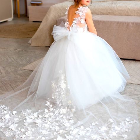 Size 3t Flower Girl Dress. Gorgeous Train With Elegant Embroidered Flowers. Absolutely Gorgeous! Flower Girl Outfit Ideas, Flower Girl Dresses White, Flower Girl Ideas, Kids Flower Girl Dresses, Wedding Flower Girls, Flower Girl Dress Baby, White Flower Girl Dress, Mykonos Wedding, Flower Girl Outfit