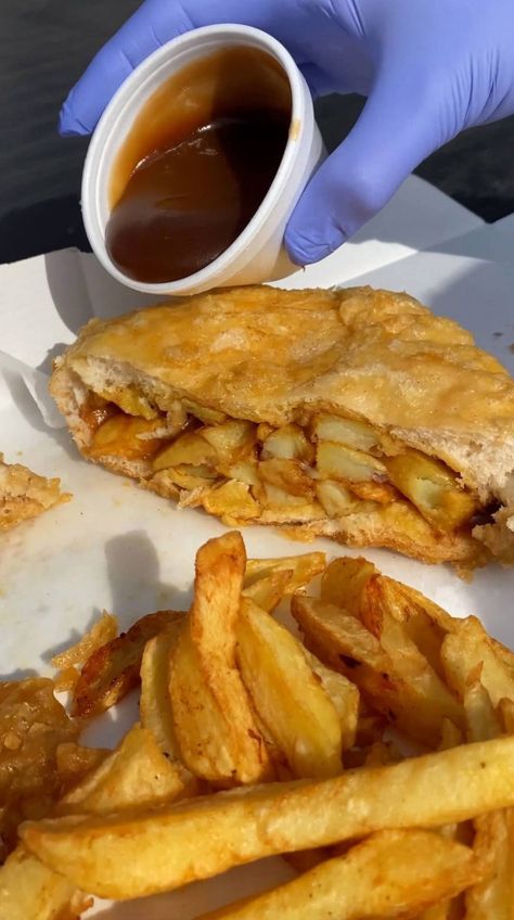 Chip Butty Recipe, Chip Butty Sandwiches, Chips And Gravy, Sandwich And Chips, Chip Sandwich, Chip Butty, Fried Potato Chips, Sandwich Sauces, Fried Chips