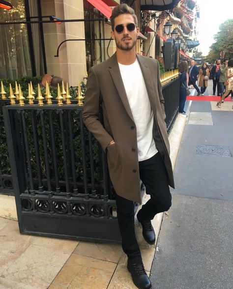 Kevin Trapp | Men's Street Style Germany Street Style, Paris Street Style Men, Girls Talk Boys, Kevin Trapp, Streetwear Ideas, Men's Street Style, Dark Academia Fashion, London Outfit, Mens Fashion Fall