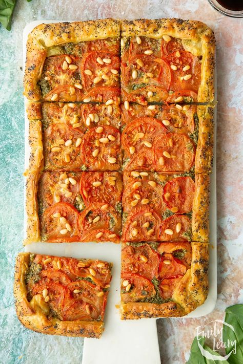 Vegan Puff Pastry Tart Vegan Summer Dinner, Vegan Wedding Food, Puff Pastry Recipes Dinner, Vegan Puff Pastry, Vegetarian Buffet, Healthy Vegetarian Lunch, Food For Work, Puff Pastry Pizza, Vegan Tarts