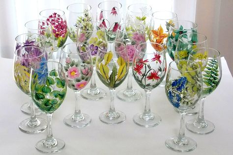 Diy Wine Glasses Painted, Learn Painting, Glassware Crafts, Flower Picture Frames, Painted Glass Vases, Hand Painted Glassware, Decorated Wine Glasses, Wine Glass Art, Painted Glasses