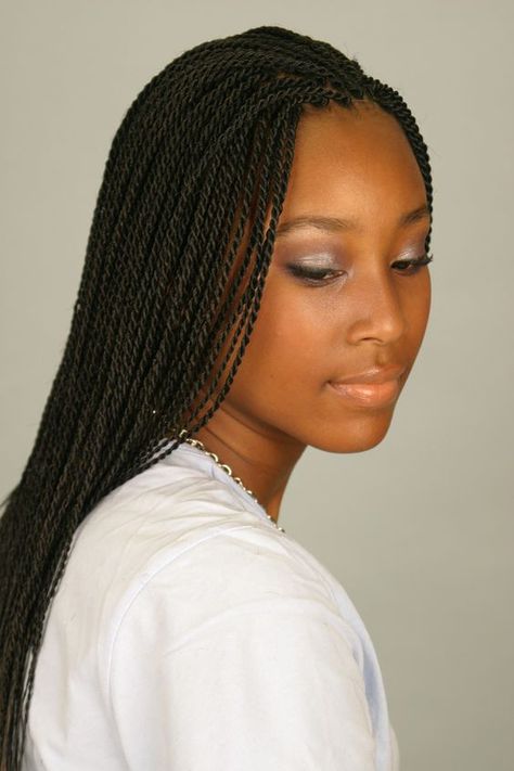 Small Senegalese Twists Senegalese Braids, Senegal Twist, Senegalese Twist Styles, Senegalese Twist Crochet Hair, Senegalese Twist Braids, Senegalese Twist Hairstyles, Long Box Braids, Twist Styles, Twist Braid Hairstyles