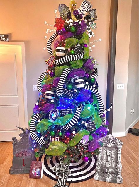 Beetlejuice Christmas tree scary themed Beetlejuice Tree Topper, Purple And Black Christmas Tree, Beetle Juice Christmas Tree, Beetlejuice Tree, Beetlejuice Christmas Tree, Batman Christmas Tree, Beetlejuice Decor, Halloween Christmas Tree, Witchcraft Decor