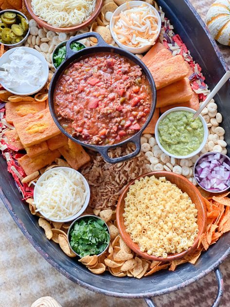 Fall Board Ideas, Chili Board, Chili Bar Party, Fall Chili, Chili Party, Classic Chili Recipe, Chili Dinner, Chili Bar, Fall Board