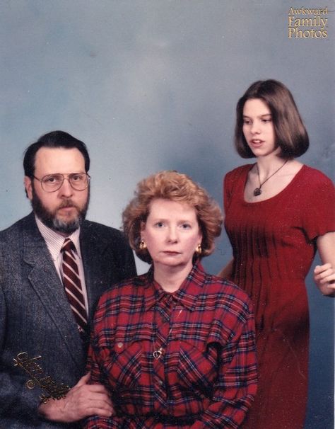 when you realize… wow, I’m stuck with these two. Family Photos Vintage, Awkward Family Pictures, Weird Family Photos, Awkward Pictures, Awkward Photos, Funny Morning Pictures, Fun Quizzes To Take, Awkward Family Photos, Bad Photos