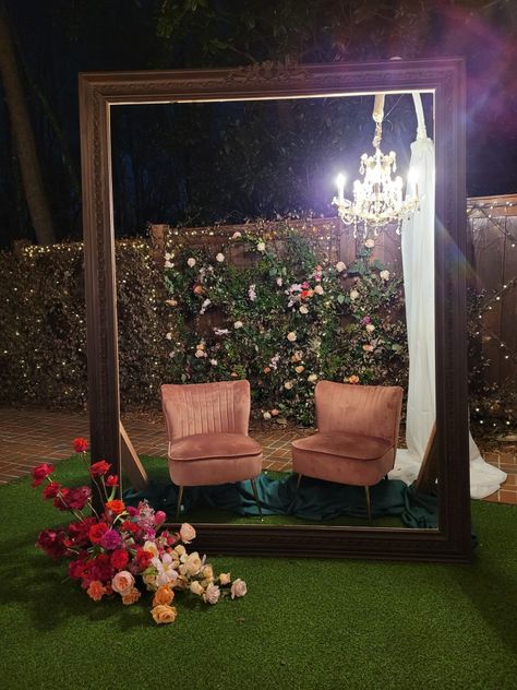 Selfie Corner For Wedding, Wedding Props Ideas Diy, Portable Selfie Wall, Frame Backdrop Ideas, Immersive Photo Booth, Wedding Photo Area Backdrop Ideas, Photo Station Wedding, Diy Photo Op, Wedding Photo Ops For Guests