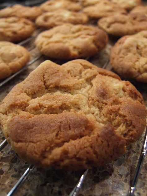 Rosh Hashanah! Golden, soft-chewy with apple pieces, these gorgeous apple & honey cookies are richly flavoured and indulgent. Jewish Baking, Fruit Oatmeal, Shana Tovah, Rosh Hashana Recipes, Fruit And Honey, Apple And Honey, Rosh Hashanah Recipes, Candied Fruits, Apple Honey