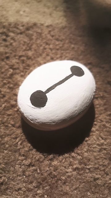 Nebo Child Illustrates on Instagram: "Baymax Painted Rock! Such a fun & easy project for any Disney Fan! #baymax #baymaxstuff #bigherosix #paintedrocks #paintingrocks #diydisney #paintingdisney #artistsoninstagram #disneyfanart" Baymax Pumpkin Painting, Diy Crafts For Family, Painted Rocks Ideas Aesthetic, Rock Paintings Aesthetic, Marvel Rock Painting, What To Paint On A Rock, Disney Rock Painting Ideas Easy, Disney Painted Rocks Easy, Black Rock Painting Ideas