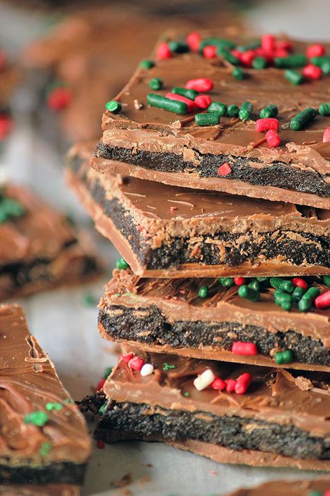 Oreo Bark, Oreo Truffle, Yummy Deserts, Christmas Candy Recipes, Oreo Truffles, Chocolate Cream Cheese, Almond Bark, Chocolate Sprinkles, Christmas Food Desserts