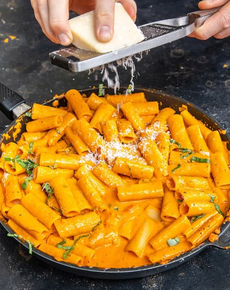 Mob — Best Vodka Rigatoni — How To Make Vodka Rigatoni Vodka Rigatoni, Mob Kitchen, Fennel Pasta, Rigatoni Recipes, Vodka Pasta, Decorações Com Comidas, Homemade Gnocchi, Vodka Sauce, Comfort Dishes