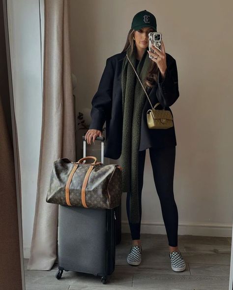 Looking for airport outfits that impress? These airport outfit ideas offer a perfect blend of style and comfort, making them ideal for stylish women on the go. Travel in comfort and style with these outfits. #airportoutfitsforwomen #airportoutfitideas #stylishoutfits#FlightJacketFashion #CasualStyleTips #CoolJacketLooks #AviationInspired #StylishOuterwear #FashionableFlight #JacketStylingIdeas #EffortlesslyCool Outfits For The Airport, Airport Outfit Aesthetic, Long Haul Flight Essentials, Airport Outfit Winter, Comfortable Airport Outfit, Outfit Ideas Stylish, Chic Airport Outfit, Matching Loungewear Set, Chic Travel Outfit