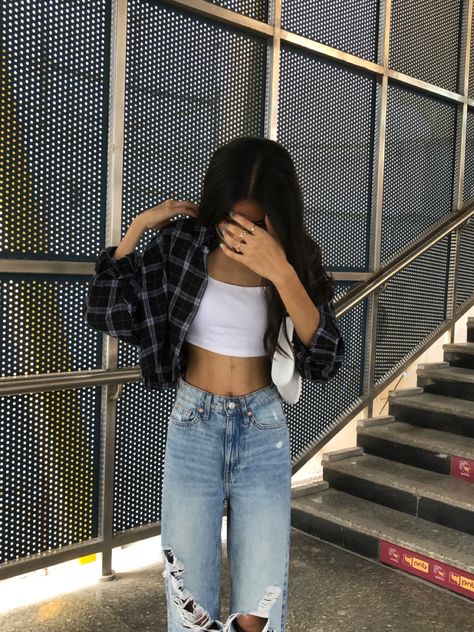 Crop Top Shirt Outfits, Blonde And Blue Hair, Cute Photo Poses, Snap Photography, Fake Images, Stylish Actresses, Crop Top With Jeans, Baggy Jean, Everyday Fashion Outfits