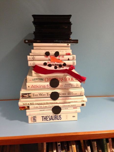 Christmas Library Display, School Library Displays, Book Christmas Tree, Library Book Displays, Book Tree, Elementary Library, Library Activities, Book Sculpture, Library Displays