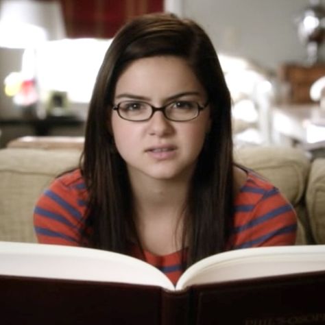 Alex Dunphy Study, Alex Modern Family, Alex Dunphy, Y2k Pfp, Mad Women, Ariel Winter, Lights Camera Action, Family Doctors, Character Study