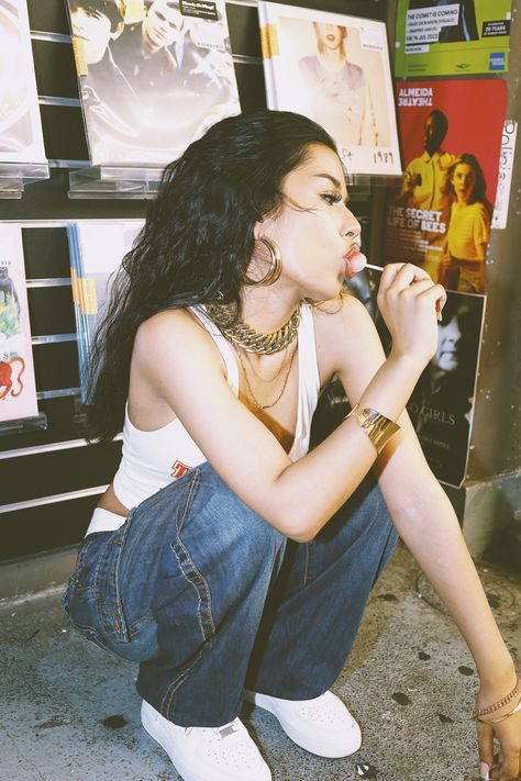 90s aesthetic Urban Photoshoot Outfit Ideas, Y2k Photo Shoot Ideas, Latin Street Style, Heatwave Photoshoot, R B Aesthetic Outfit, 2000s Latina Aesthetic, Lauryn Hill Outfits, Sade 90s Style, Latina Street Style