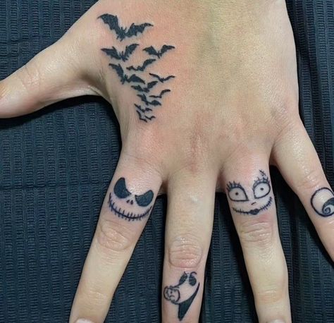 Tatuaje Harley Quinn, Real Tattoos, Christmas Tattoo, Mommy Tattoos, Tattoo Parlor, Flash Tattoo Designs, Hand Tattoos For Women, Small Hand Tattoos, 1 Tattoo