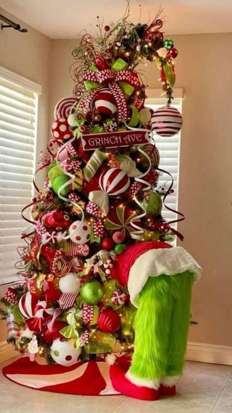 Glamorous Christmas Tree, Grinch Decorations, Le Grinch, Whoville Christmas, Themed Christmas Tree, Grinch Christmas Tree, Grinch Christmas Decorations, Christmas Tree Decorating Themes, Creative Christmas Trees