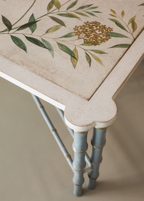 Table Top Art Ideas, Table Painted With Flowers, Hand Painted Dining Table, Hand Painted Table Tops Ideas, Coffee Table Painting Ideas, Painted Table Top Designs, Magic Furniture, Painted Nesting Tables, Hand Painted Coffee Table