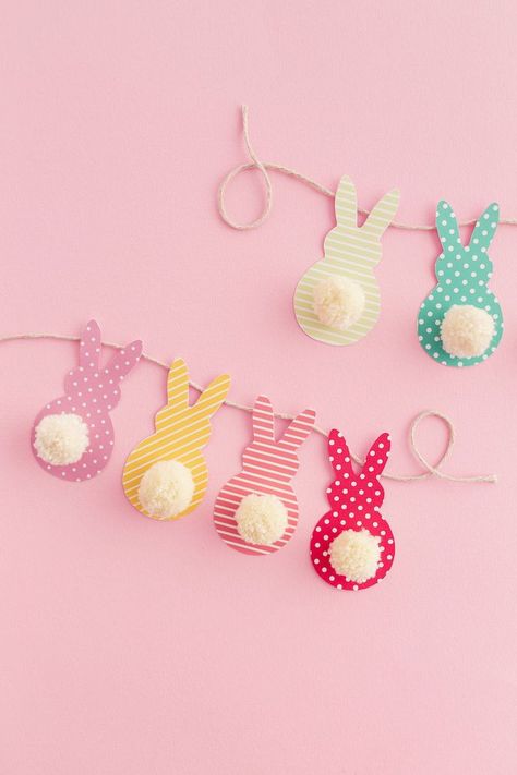 This colorful Easter garland is so easy to make with scrapbook paper and yarn! Both kids and adults will love making this Easter craft together. Get the free template on the blog! Homemade Easter Decorations, Pom Pom Bunnies, Easter Garland, Easy Easter Crafts, Cute Diy, Easter Crafts Diy, Earthship, Easter Bunnies, Bunny Crafts