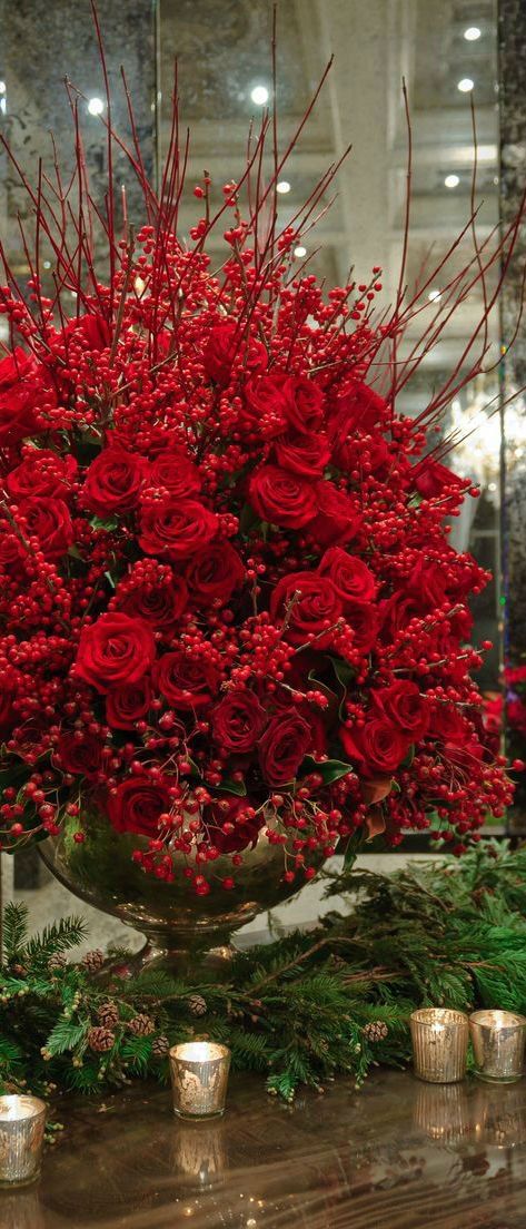 33 Eye Catching Centerpieces for Christmas Lux Christmas, Valentine Tablescape, Xmas Centerpieces, Red Christmas Decor, Christmas Flower Arrangements, Deco Rose, Christmas Floral Arrangements, Floral Arrangements Diy, Holiday Flower