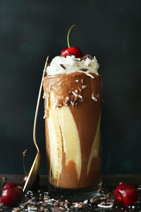 Vegan Banana Split, Banana Split Smoothie, Coffee Smoothie Recipes, Smoothies Vegan, Minimalist Baker, Dessert Simple, Desserts Vegan, Coconut Whipped Cream, Vegan Banana