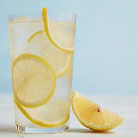 Lemon Infused Water, Lemon Water Recipe, Air Lemon, Lemon Health Benefits, Water Lemon, Lemon Uses, Warm Lemon Water, Drinking Lemon Water, Belly Fat Drinks