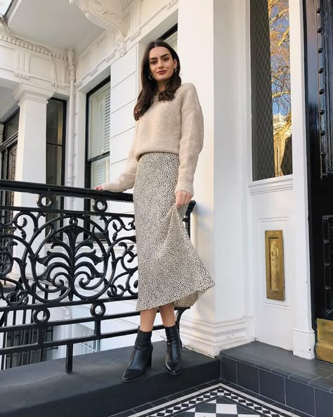 How to wear ankle boots and express your inner fashionista Ankle Boots Outfit Skirt, Ankle Boots Outfit, How To Wear Ankle Boots, Cute Modest Outfits, Skirts With Boots, Mode Ootd, Inspired Outfits, Mode Streetwear, Boots Outfit