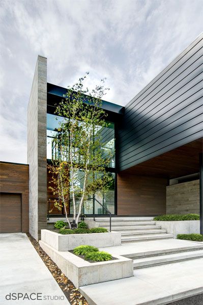 dSPACE Wisconsin Modern Riverfront- Modern entry, large windows, concrete steps Front Yard Decor, Eksterior Modern, Modern Front Yard, Modern Entrance, Exterior Stairs, Desain Lanskap, Front Yard Design, Concrete Steps, Entrance Design