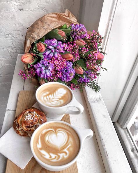 Flowers With Coffee, Coffee With Flowers, Flower And Coffee, Coffee Dates Aesthetic, Pretty Coffee Cups, Flowers And Coffee, April Aesthetic, Amsterdam Cafe, Spring Feels