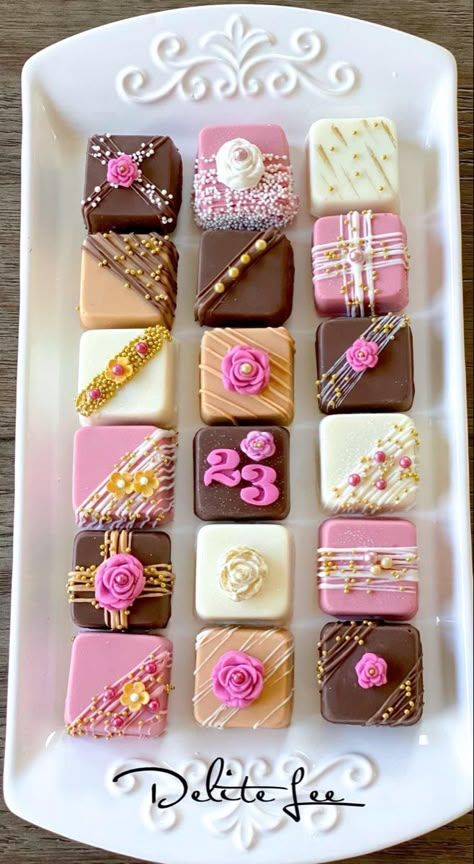 Petifours Mini Desserts, Petit Fours Design, Quince Desserts, Decorate Brownies, Brownies Decorados, Petit Four Recipes, Petite Fours, High Tea Food, Cake Pop Designs