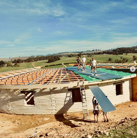 Willowend Farm Roundhouse | Natural Building Blog Hyperadobe House, Earth Dome, Cob House Plans, Super Adobe, Round House Plans, Rammed Earth Homes, Earth Bag Homes, Silo House, Hut House