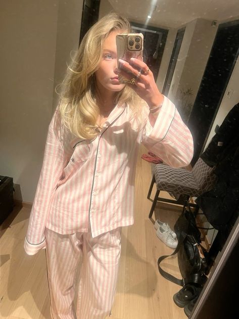 Explore VS Pajamas offers through Victoria's Secret Poland📲 Victorias Secret Pyjamas Silk, Roller Rabbit Pajamas Aesthetic, Clean Girl Pjs, Victoria Secret Pajamas Aesthetic, Pyjama Victoria Secret, Silk Pjs Aesthetic, Victoria Secret Clothing, Aesthetic Pyjamas, Victoria Secret Pyjamas