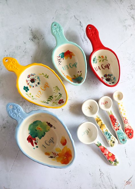 Measuring cups and spoons Measuring Ingredients, Measuring Cups And Spoons, Spoon Collection, Measuring Cups Set, Amazon Decor, Kitchen Weighing Scale, Cooking Supplies, Cup Art, Cute Kitchen