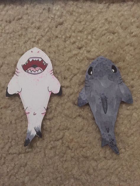 2 halves of a whole. A shark bookmark! Shark Paper Craft, Shark Bookmark, Shark Diy, Paper Shark, Shark Crafts, Shark Craft, Paper Dogs, Paper Dolls Diy, Easy Crochet Animals