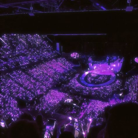 Concert Stage Design, Dream Music, Concert Stage, Concert Aesthetic, Ariana Grande Pictures, Concert Venue, Army Wallpaper, Famous Singers, Music Aesthetic