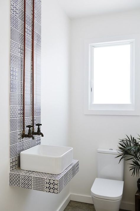 This striking tiled setup with exposed pipes that I would like in my imaginary pool house, please. Design Interior Baie, Klein Toilet, Beautiful Small Bathrooms, Dekorere Bad, Minimalist Dekor, Sink Units, Downstairs Toilet, Bad Inspiration, Decor Baie