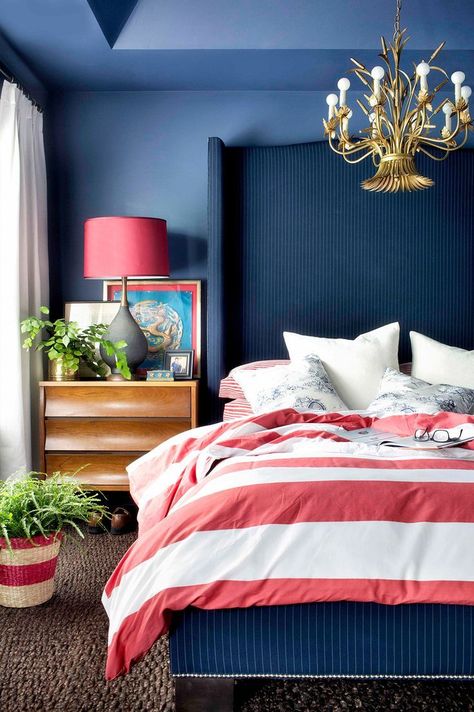 Forget the light colors! Let's bring in a bold and beautiful color like navy blue inside your home. Check out these navy blue bedrooms for inspiration NOW! Red White And Blue Bedroom, Colorful Rooms, Dark Blue Bedrooms, Navy Blue Bedrooms, Blue Bedroom Decor, Dark Furniture, Bedroom Red, Trendy Bedroom, Blue Rooms