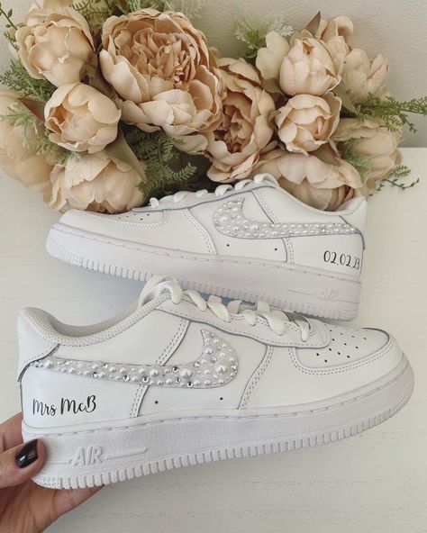 Wedding Trainers Nike, Air Force One Wedding Shoes, Wedding Shoes Air Force, Nike Air Force Wedding, Wedding Shoes For Lace Dress, Wedding Airforce Ones, Pearl Air Force 1, Customized Wedding Sneakers, Bride Nike Air Force