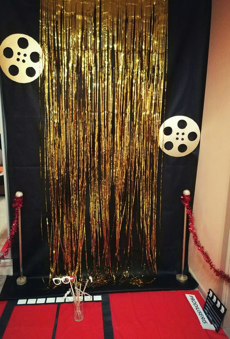 Hollywood theme photo spot Old Hollywood Decorations Party, Red Carpet Float Ideas, Hollywood Theme Halloween Party, Old Hollywood Decorations Prom, Hollywood Glamour Prom Theme, Hollywood Dance Ideas, Hollywood Theme Photo Booth, Old Hollywood Aesthetic Decor, Old Hollywood Prom Decor