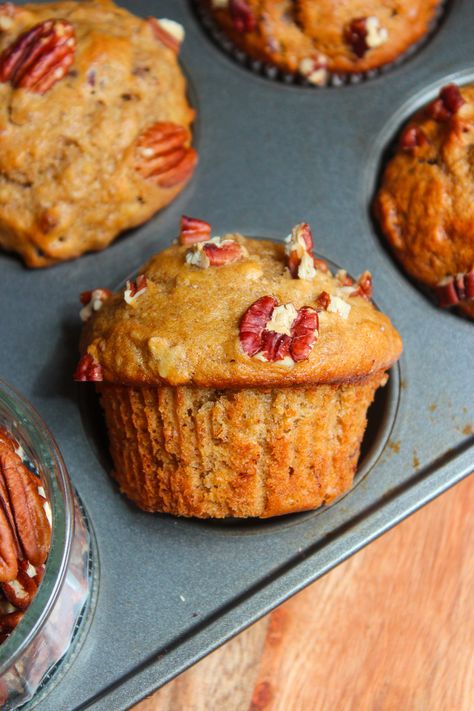 Pecan Banana Muffins Strawberry Banana Bread Muffins, Taffey Bakery, Banana Bread Bars, Strawberry Banana Bread, Pecan Muffins, Butter Pecan Cookies, Banana Muffin Recipe, Cinnamon Roll Cake, Crunchy Pecans